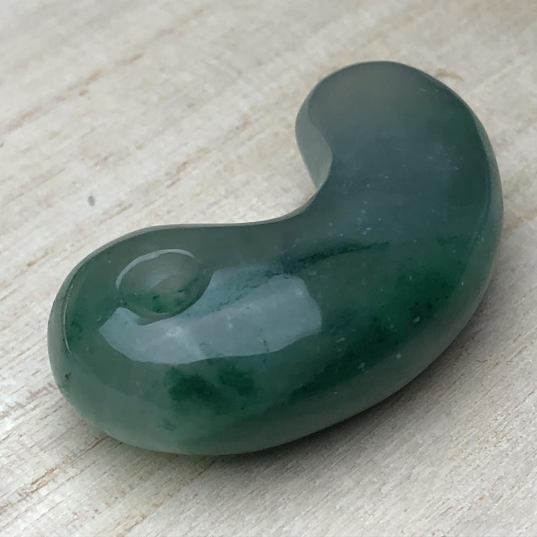 勾玉 硬玉　翡翠　ヒスイ 天然 一点物 お守り