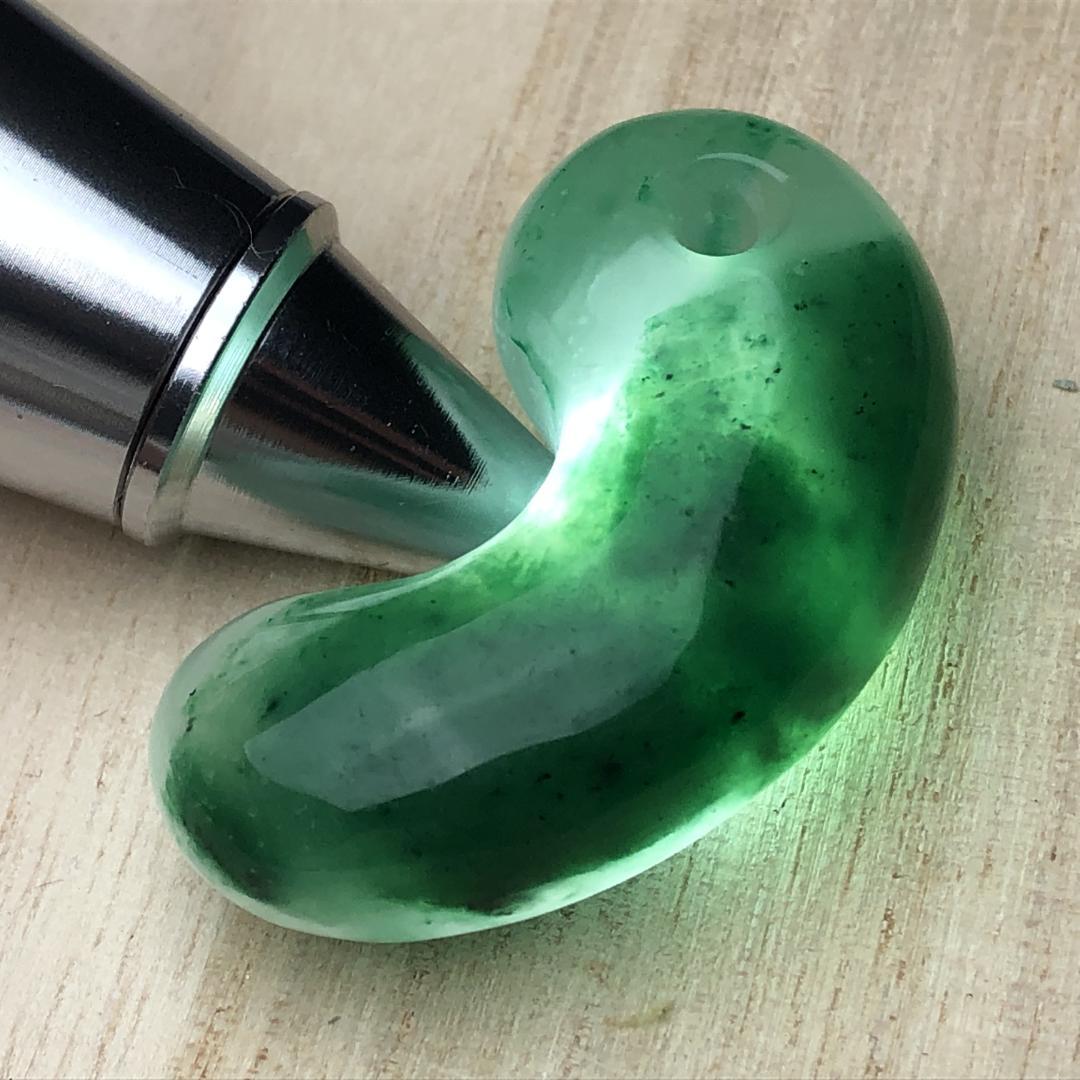 勾玉 硬玉　翡翠　ヒスイ 天然 一点物 お守り
