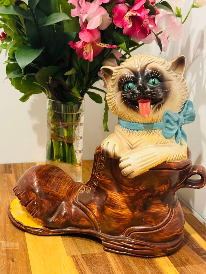 大きめ英国ビンテージCAT 女王が愛した猫　陶器製　ブーツ猫オブジェ　招き猫