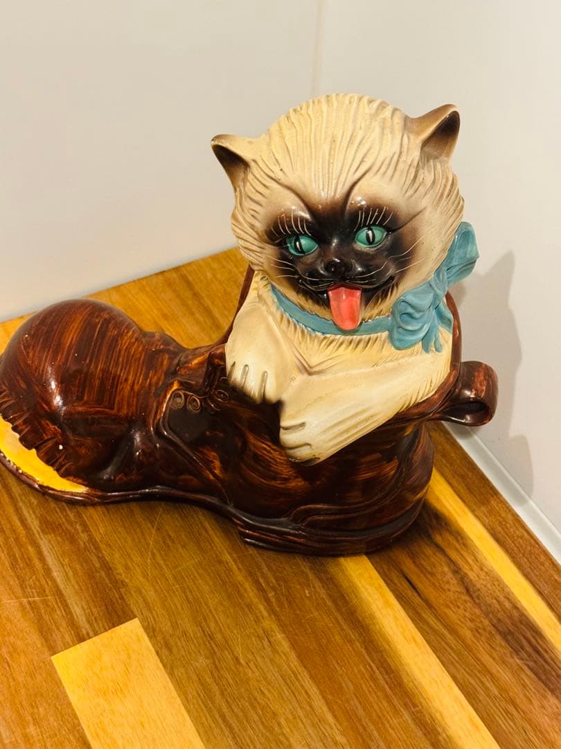大きめ英国ビンテージCAT 女王が愛した猫　陶器製　ブーツ猫オブジェ　招き猫