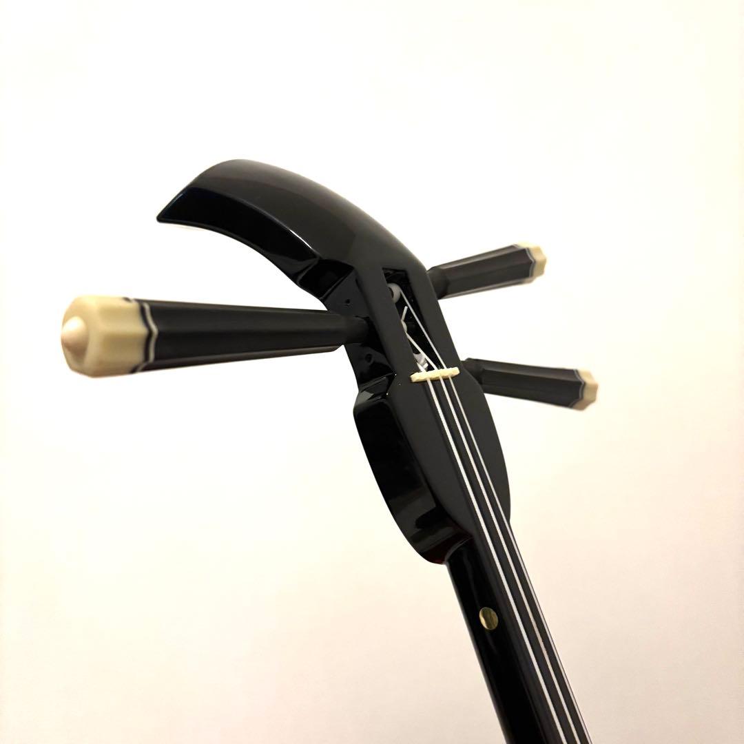 ほぼ新品 沖縄三線 本蛇皮 黒塗り棹 標準サイズ 上位モデル 良音 沖縄伝統楽器