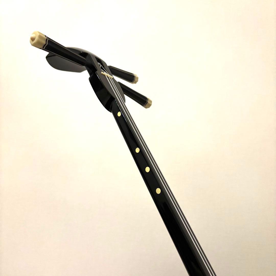 ほぼ新品 沖縄三線 本蛇皮 黒塗り棹 標準サイズ 上位モデル 良音 沖縄伝統楽器