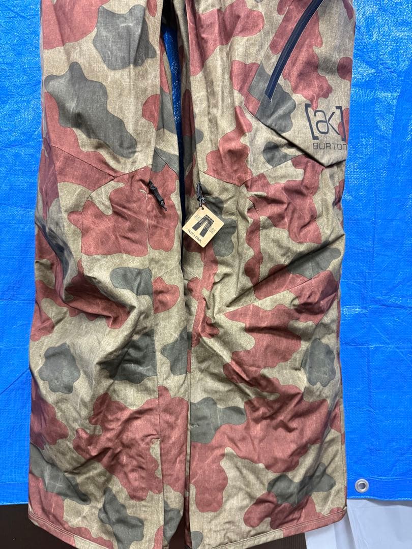 値下げ　新品バートン　ビブパンツ　US Mサイズ　迷彩柄