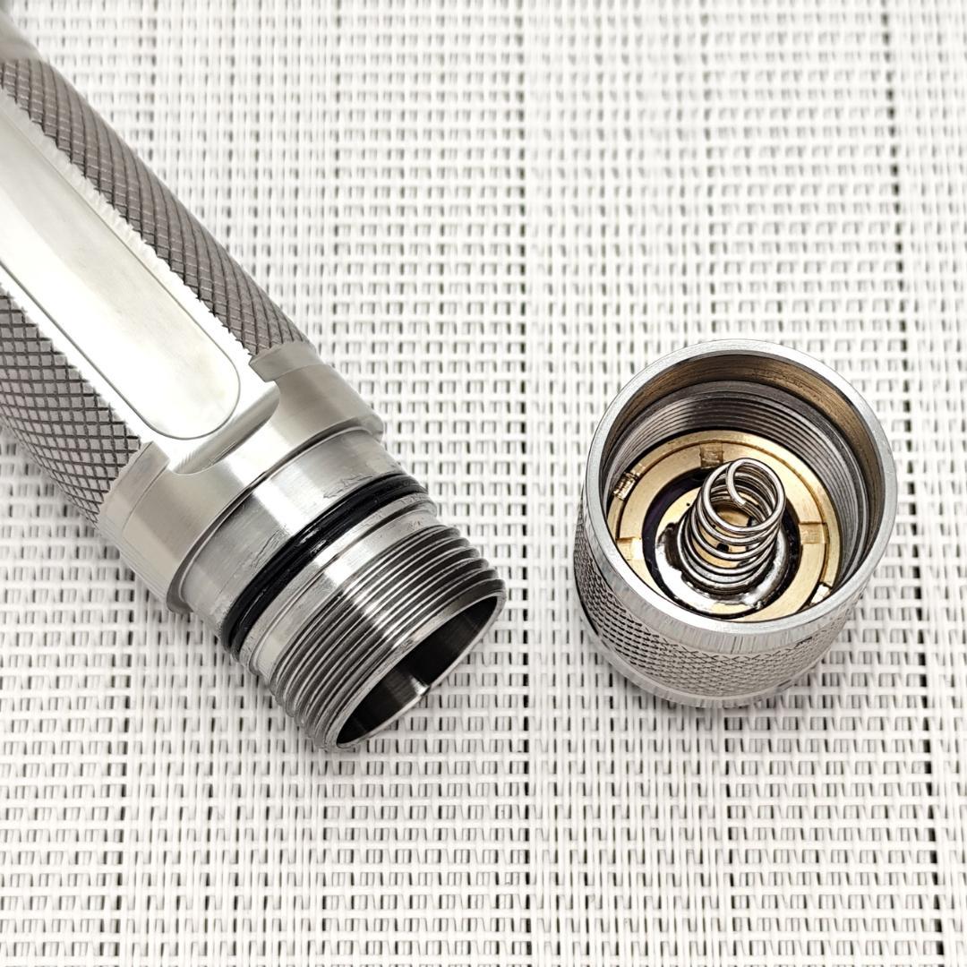 SUREFIRE 6P スタイル チタンライト／ランヤードリング付き