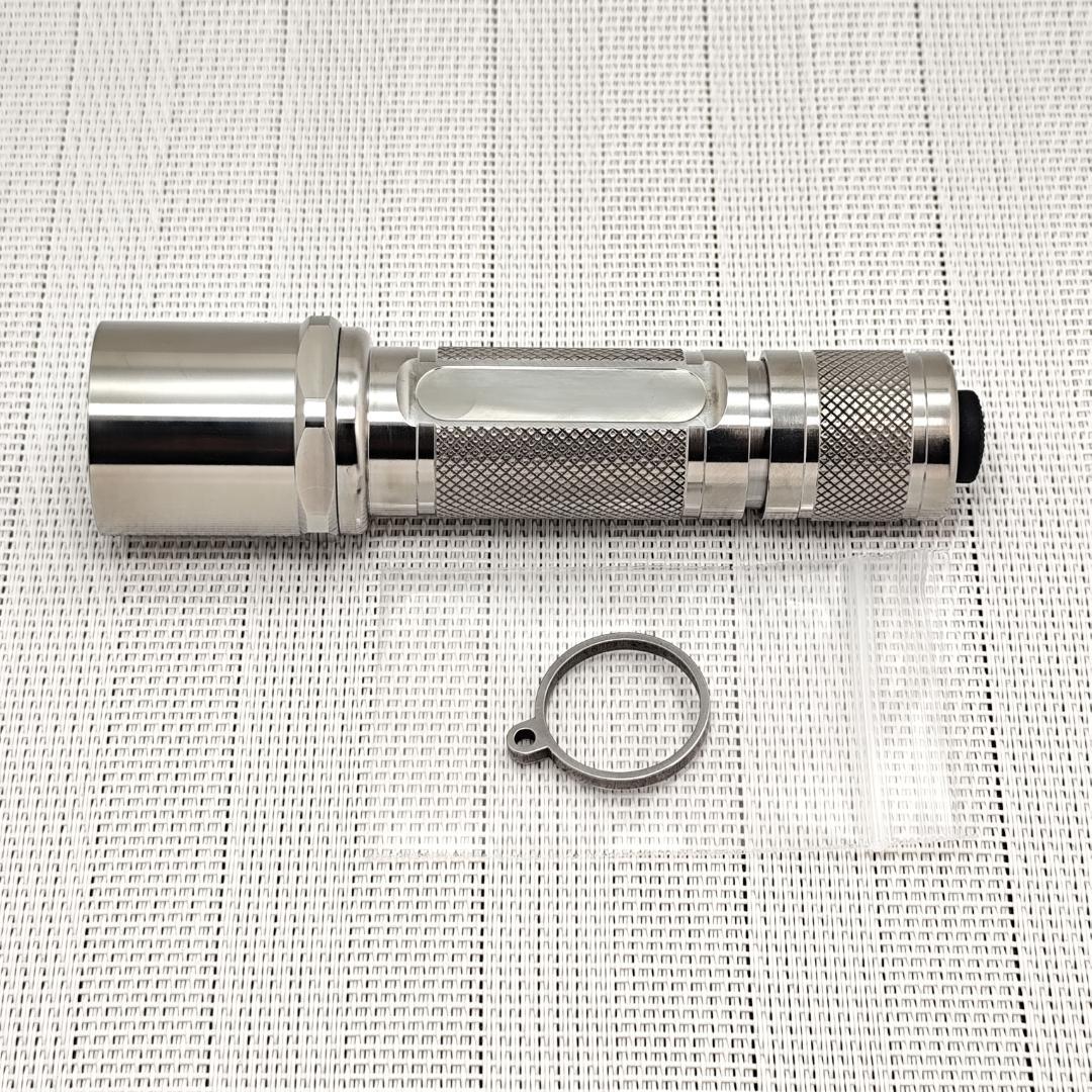 SUREFIRE 6P スタイル チタンライト／ランヤードリング付き
