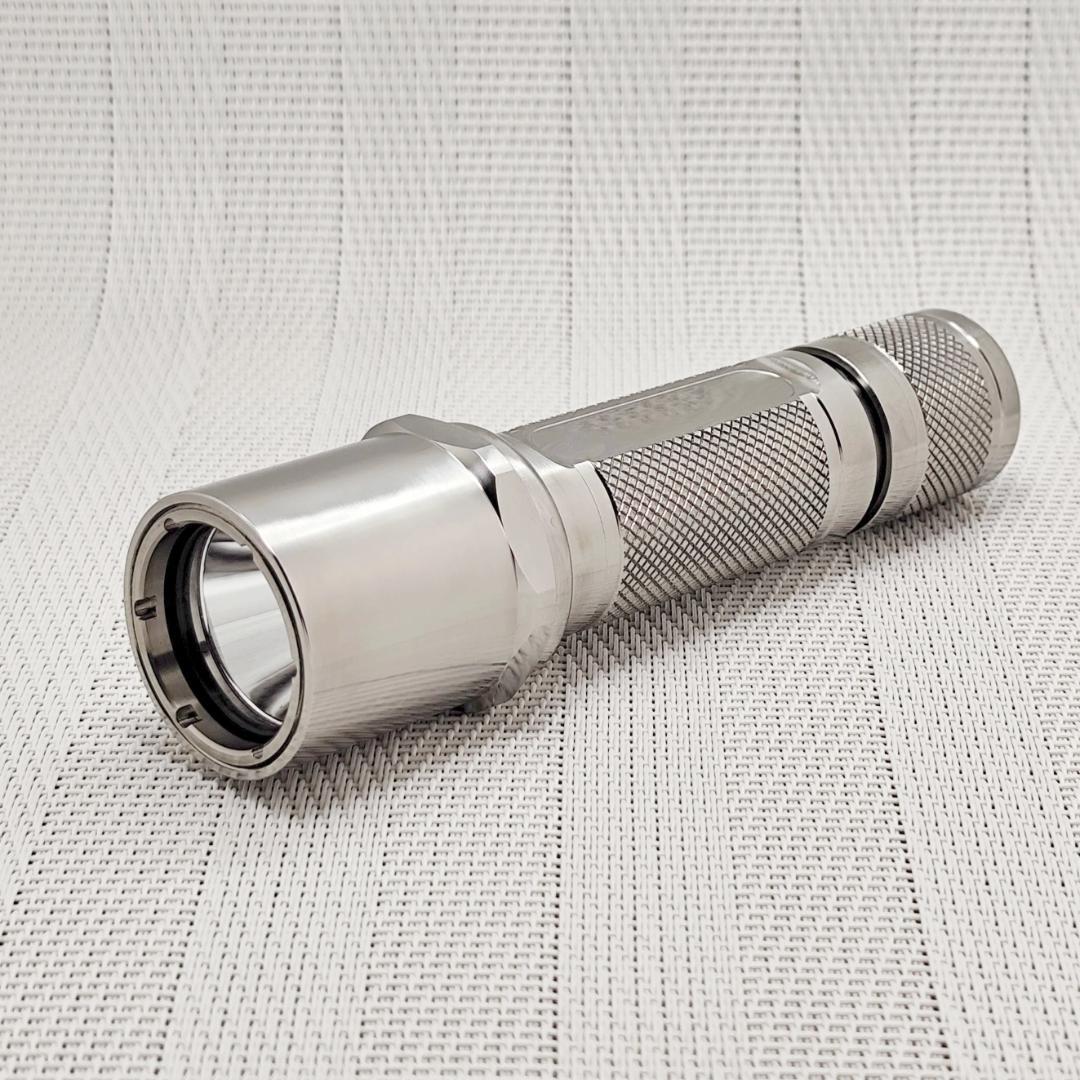 SUREFIRE 6P スタイル チタンライト／ランヤードリング付き