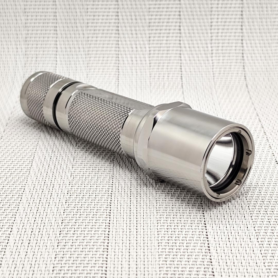 SUREFIRE 6P スタイル チタンライト／ランヤードリング付き