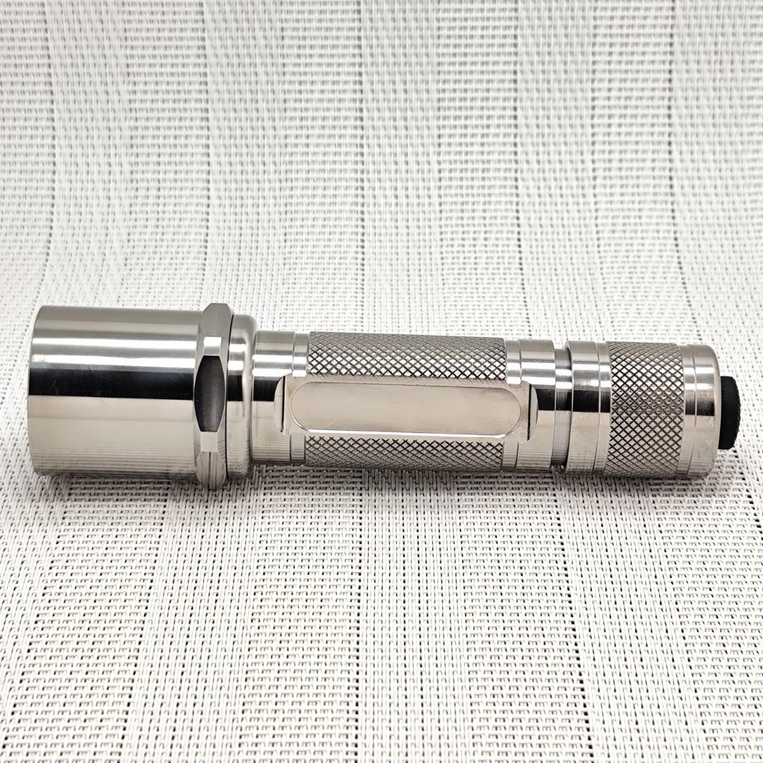 SUREFIRE 6P スタイル チタンライト／ランヤードリング付き