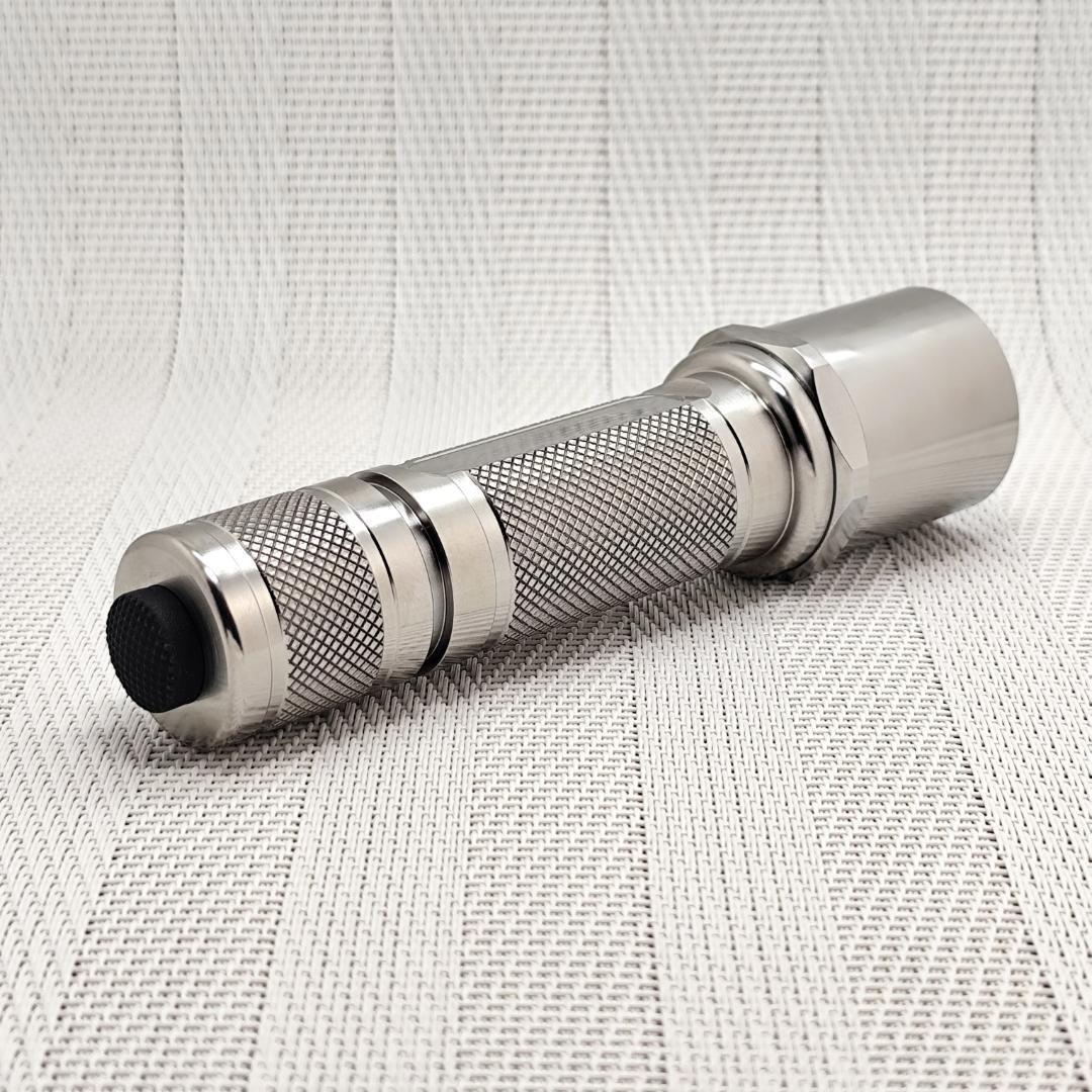 SUREFIRE 6P スタイル チタンライト／ランヤードリング付き