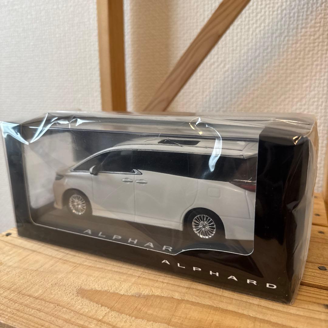 【値下げしました】新型アルファード 40系 ミニカー 1/30スケール