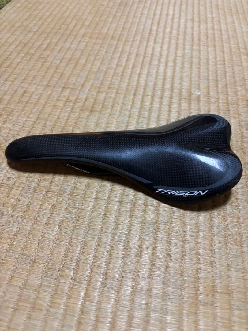 トライゴン カーボン サドル 黒 カーボンレール　重量95g