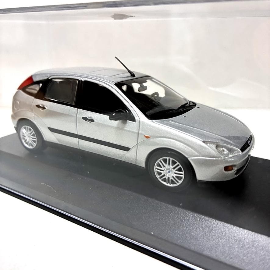 新品　ミニカー　1/43『Ford Focus 2000 GHIA』シルバー