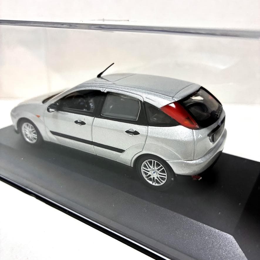 新品　ミニカー　1/43『Ford Focus 2000 GHIA』シルバー