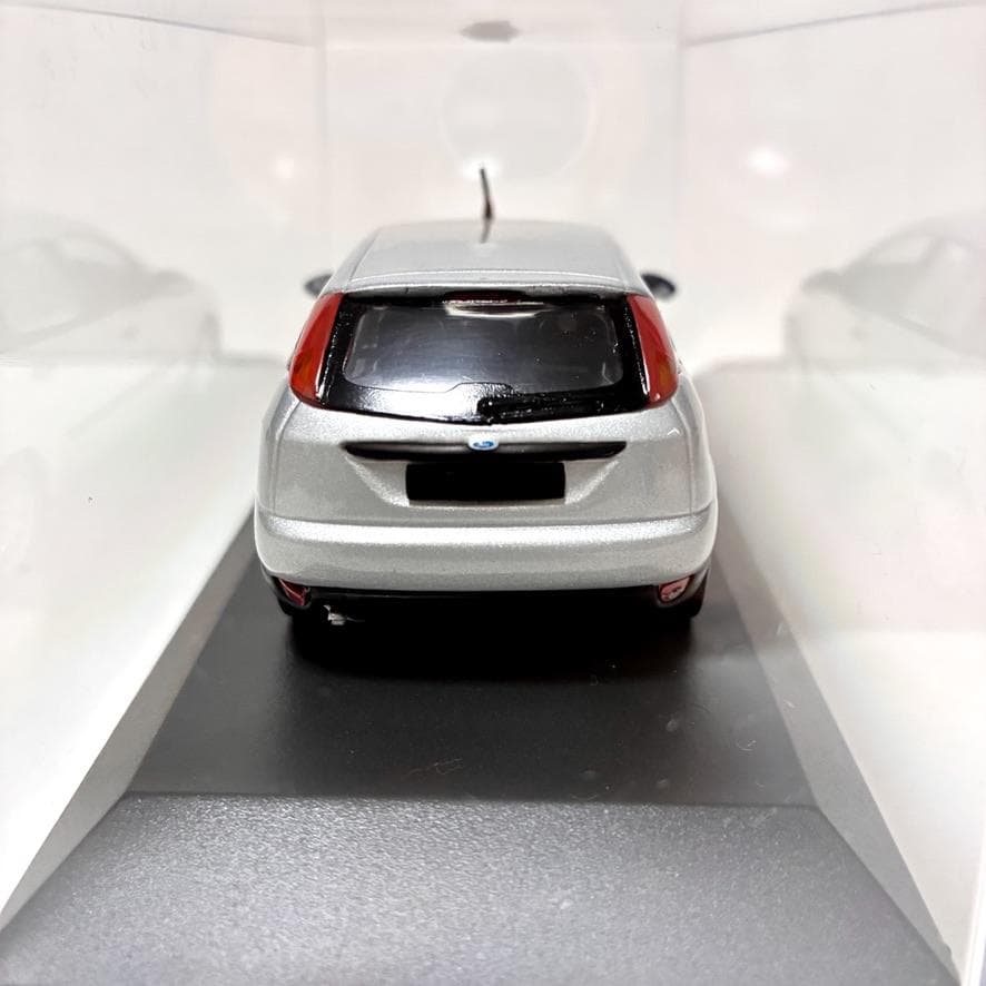 新品　ミニカー　1/43『Ford Focus 2000 GHIA』シルバー