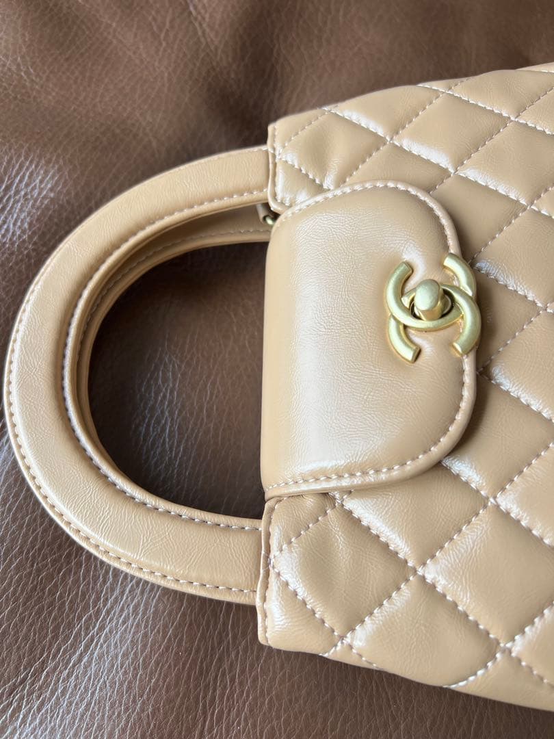 小さなキルティング加工のベージュのバッグ