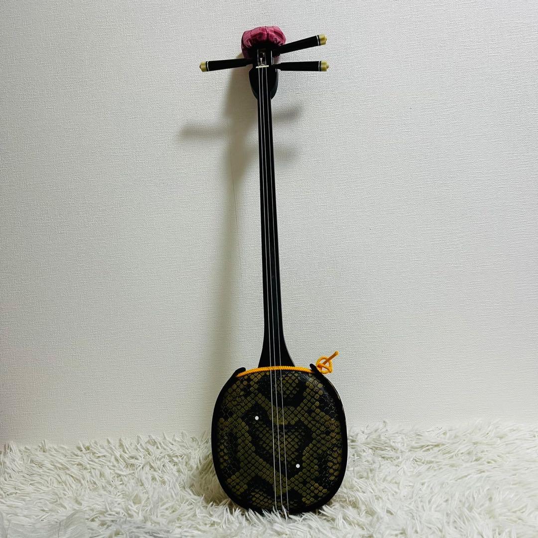 ★極美品★ 沖縄三線 蛇柄　人工革　三味線 胴巻き 和楽器 ミニチューナー付き