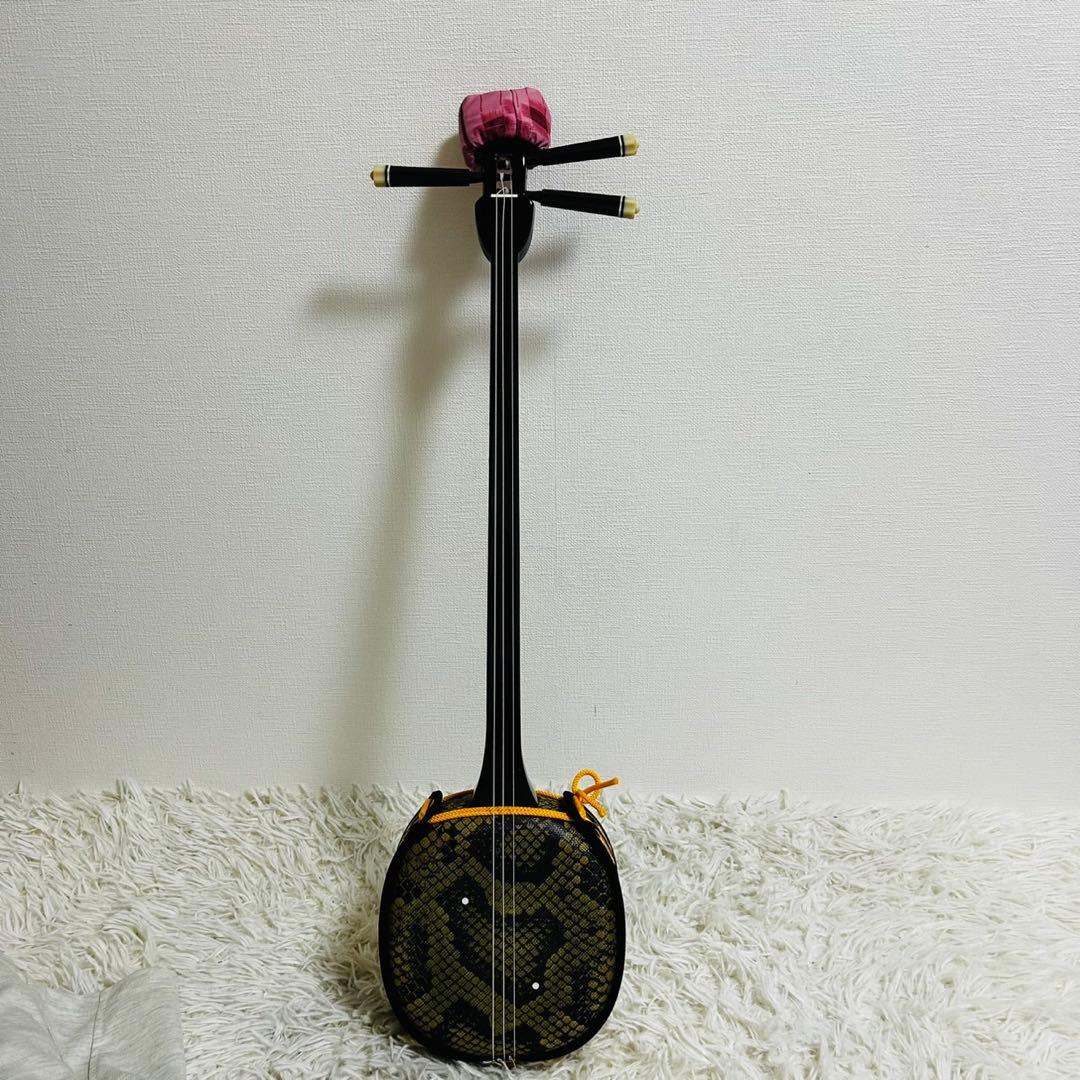 ★極美品★ 沖縄三線 蛇柄　人工革　三味線 胴巻き 和楽器 ミニチューナー付き