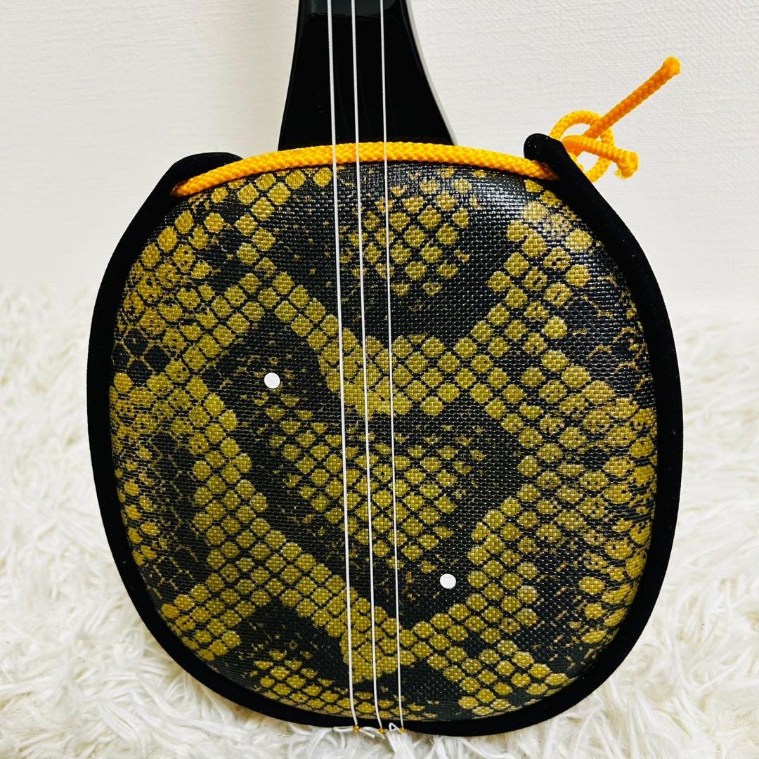 ★極美品★ 沖縄三線 蛇柄　人工革　三味線 胴巻き 和楽器 ミニチューナー付き