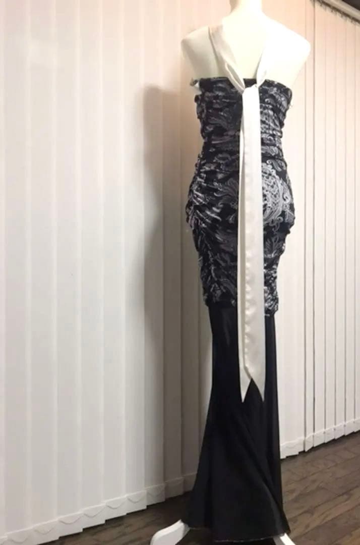 新品！女性らしいボディーラインがしっかりでるロングドレス　リボン紐でアレンジを！