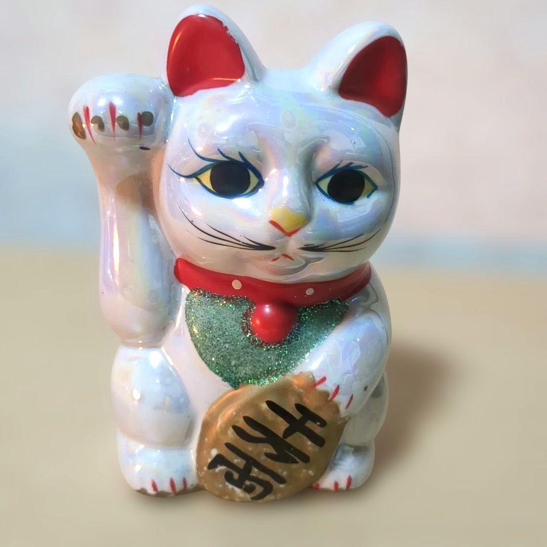パール色の親子の招き猫の陶器の置物