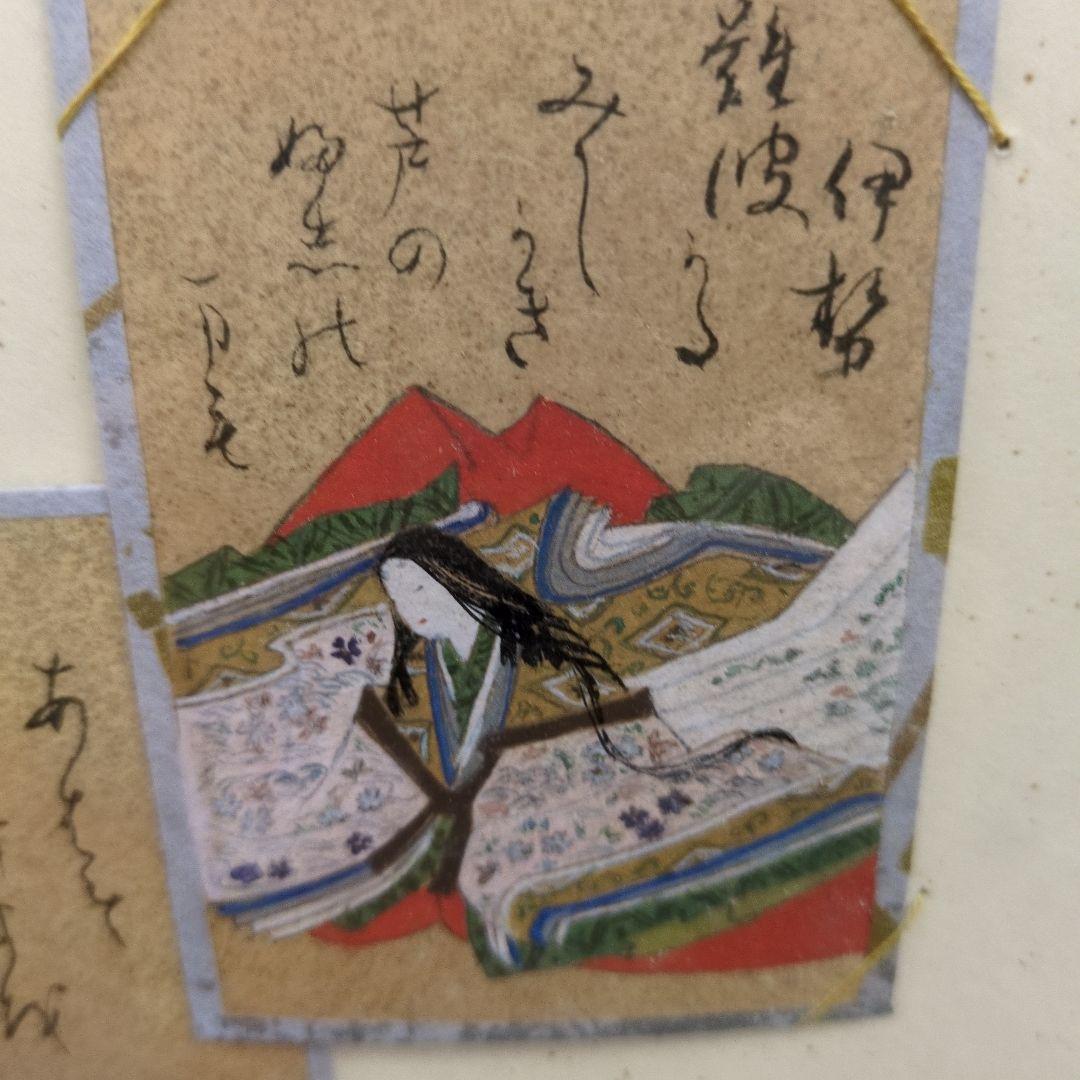 百人一首の古いカルタが読札と絵札のセットでマウントされています