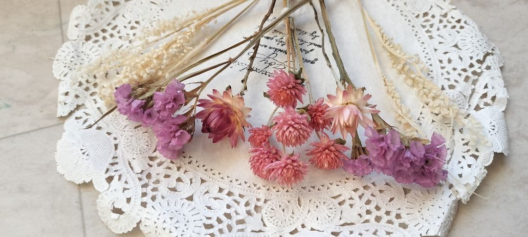 ミニサイズのドライフラワー　小箱No.１８４　ピンクのお花　３種　茎つき