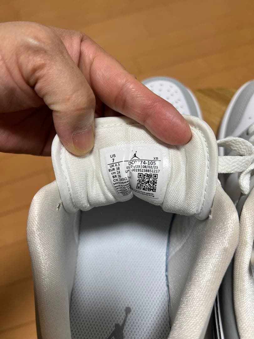 お値下げ！Nike Air Jordan 1 Low ホワイト/グレー 女性用