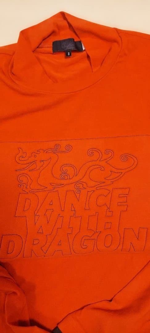 立体的な刺繍がかわいいDANCE WITH DRAGON 長袖シャツ オレンジ