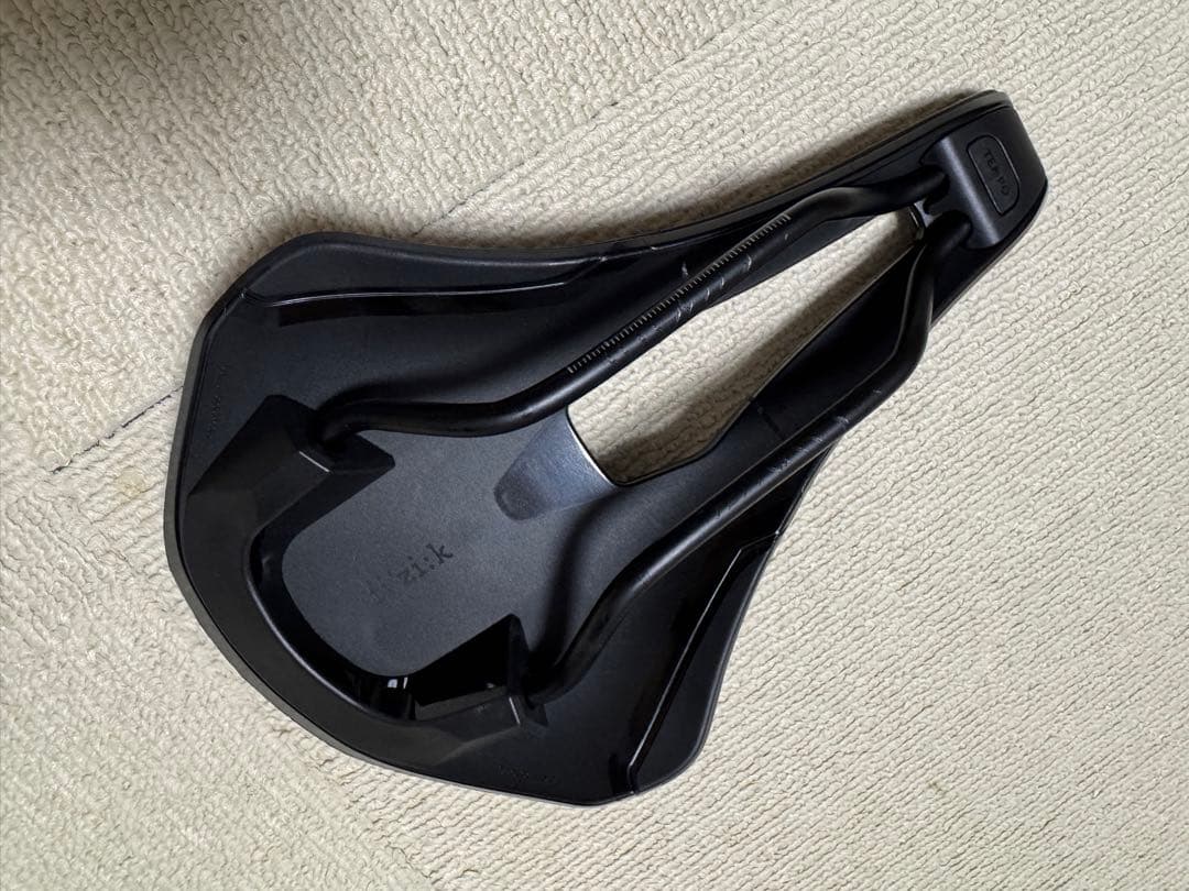 FIZIK ARGO TEMPO R5 サドル 150mm ブラック