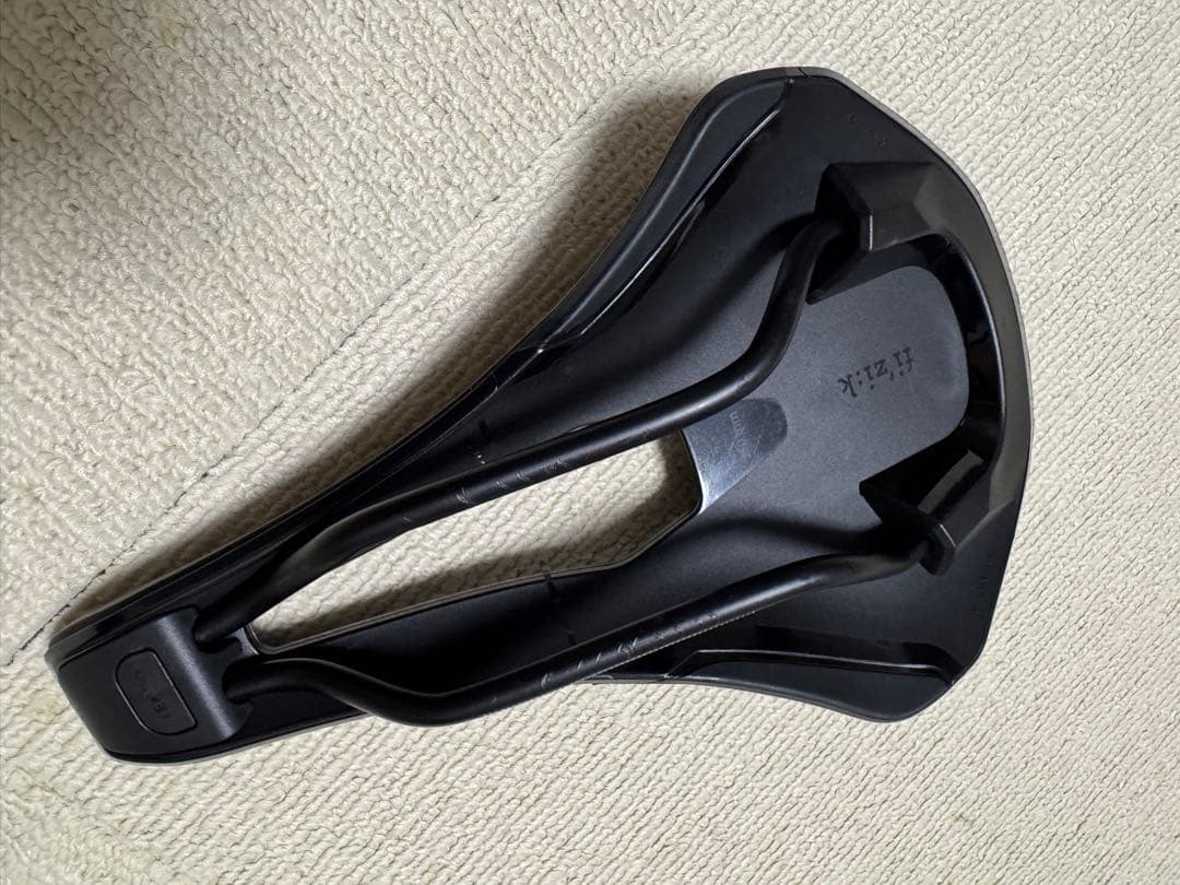 FIZIK ARGO TEMPO R5 サドル 150mm ブラック