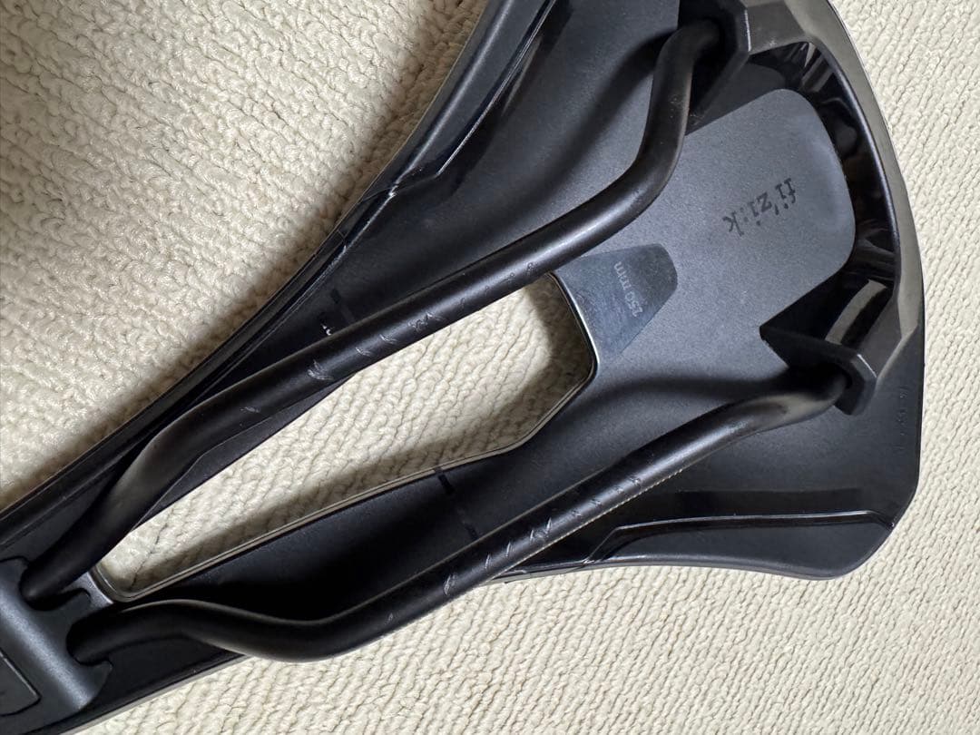 FIZIK ARGO TEMPO R5 サドル 150mm ブラック
