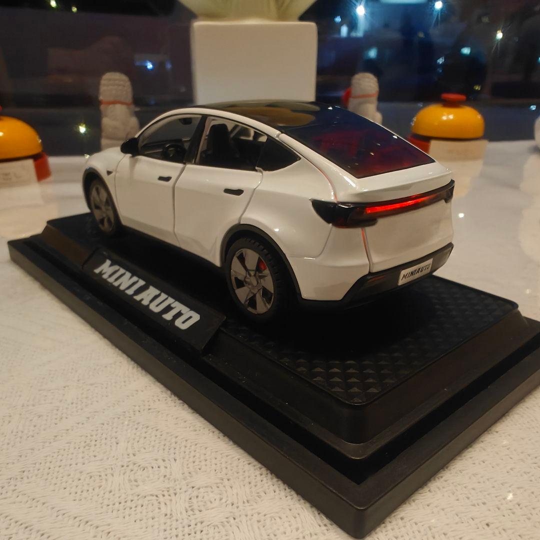 テスラ　Model Y　ロボタクシー　 ミニカー