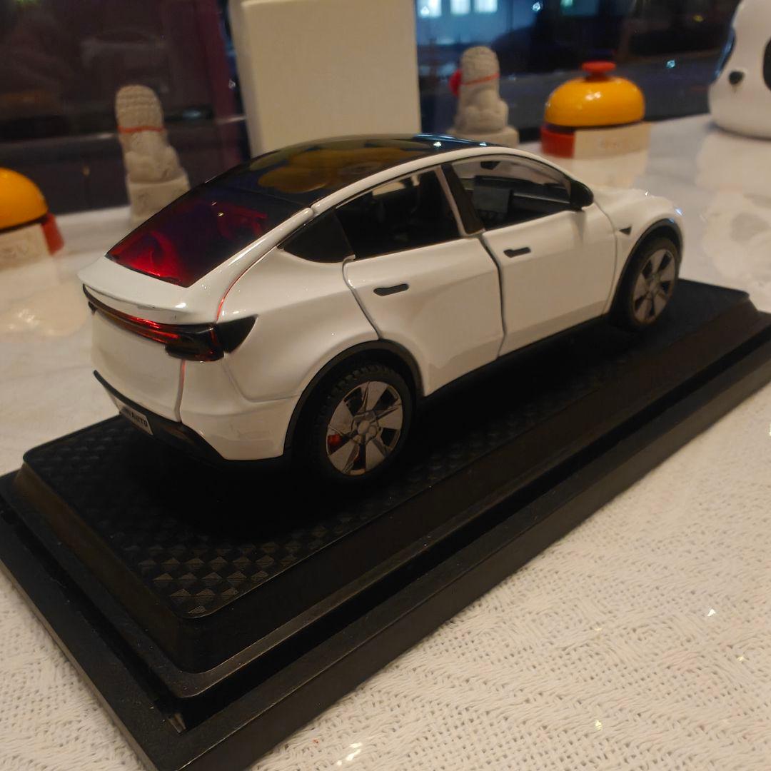 テスラ　Model Y　ロボタクシー　 ミニカー