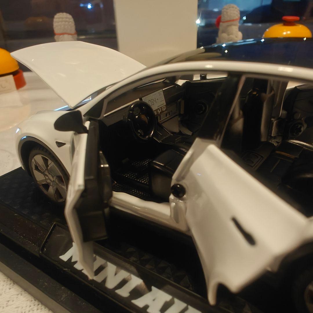 テスラ　Model Y　ロボタクシー　 ミニカー