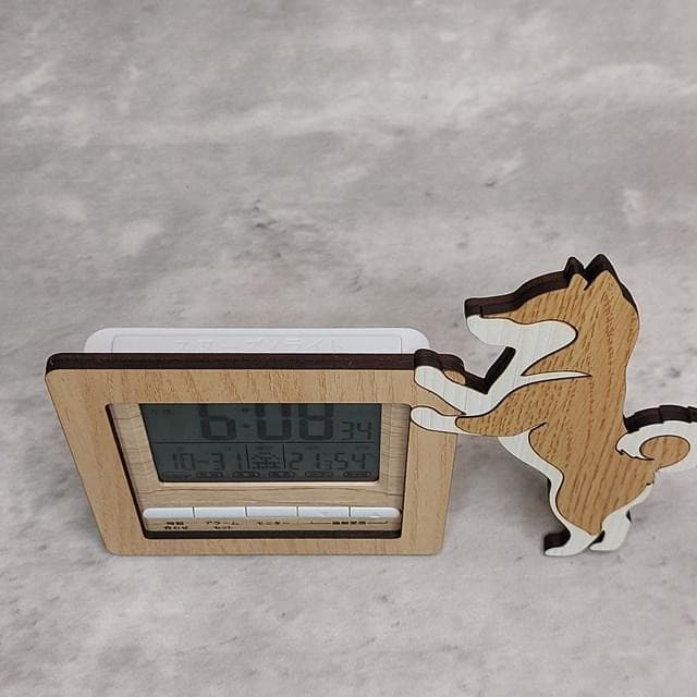 【電波時計】ワンちゃんが寄り添う電波デジタル時計 ― 柴犬　黒