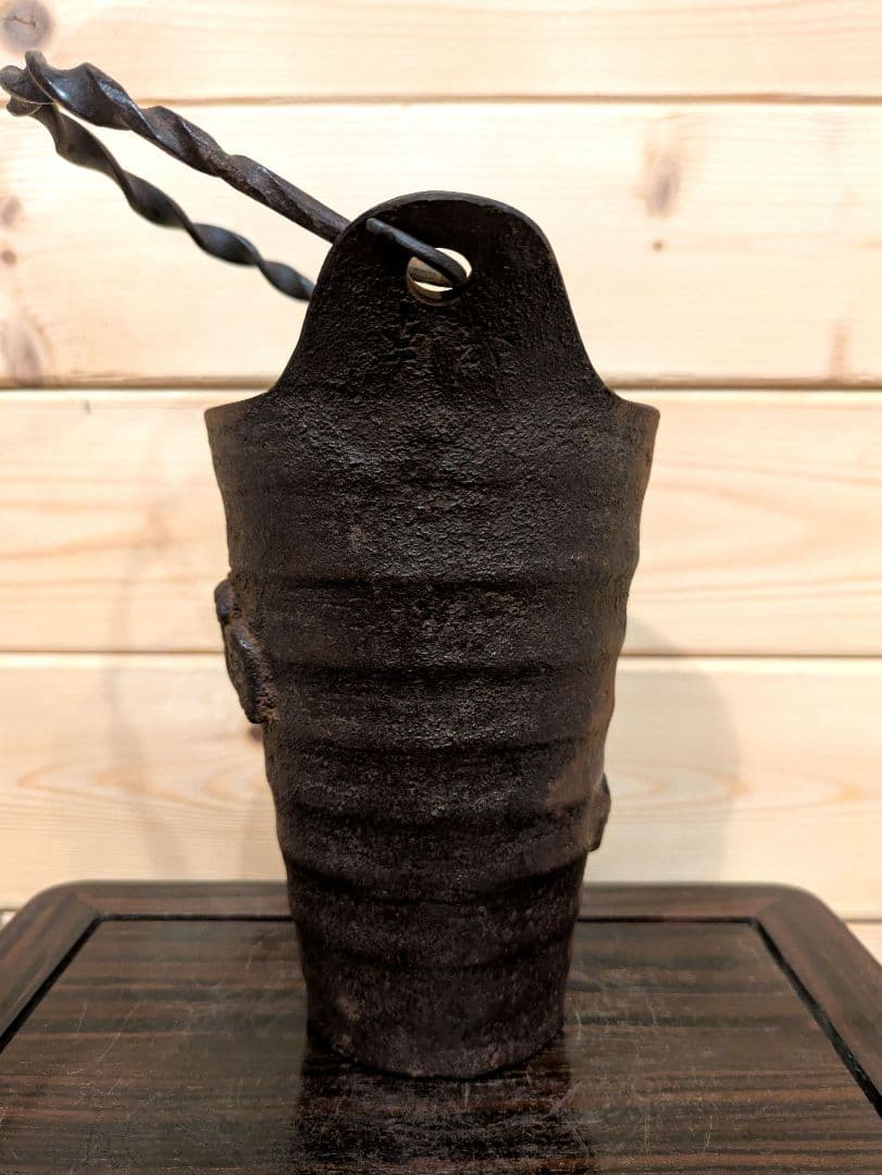 南部鉄器　三岩堂　吊り下げ花瓶　カニ彫刻の鉄瓶　ヴィンテージ　アンティーク