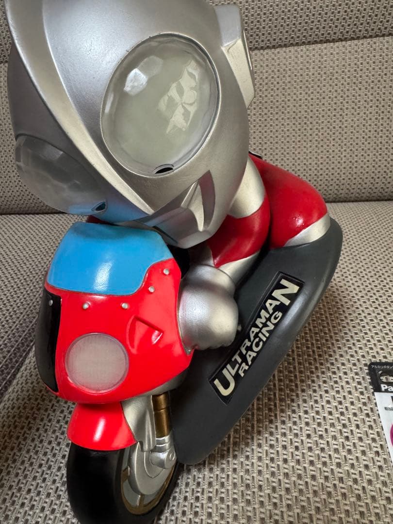 ウルトラマン　レーシング　貯金箱