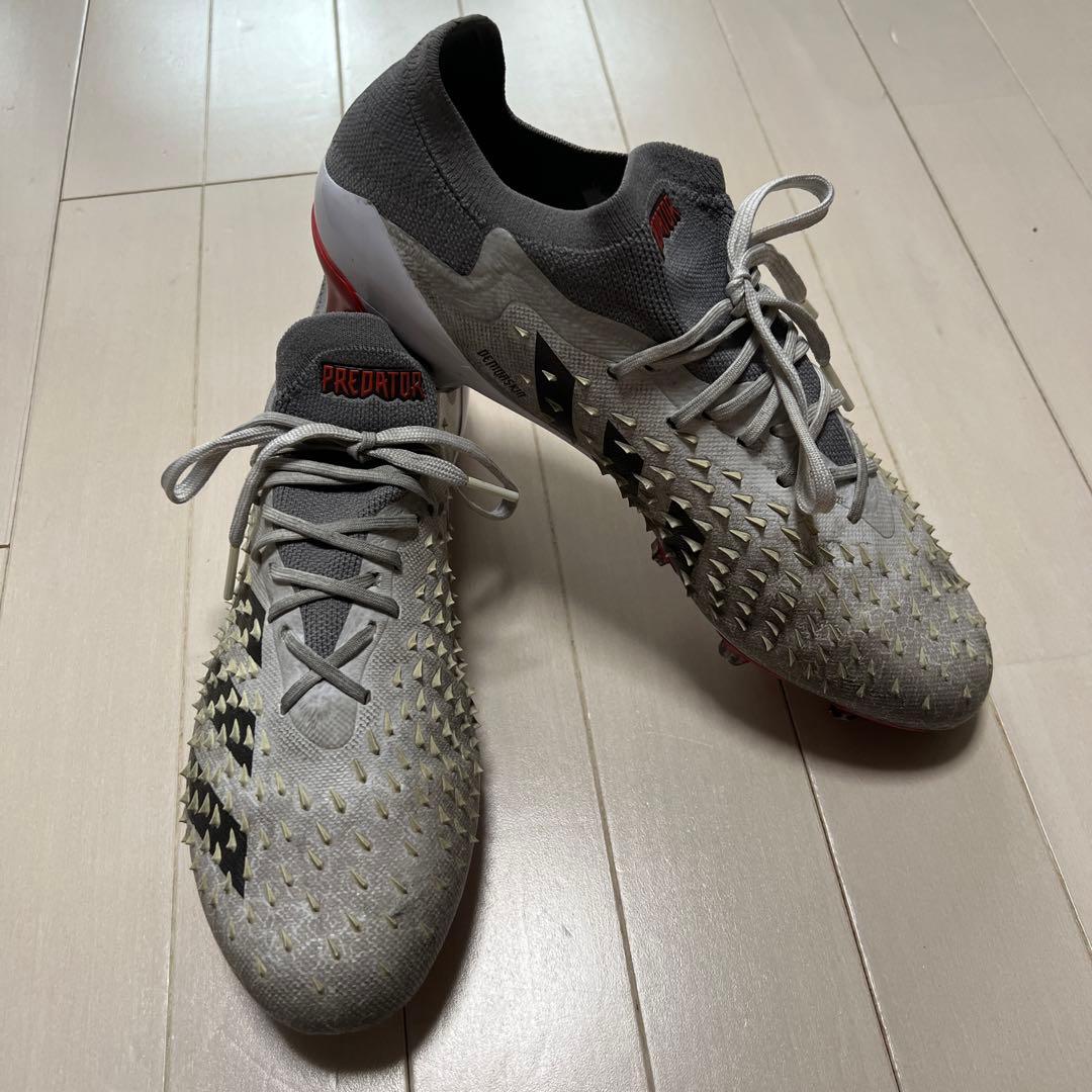 adidas Predator サッカースパイク グレー/レッド