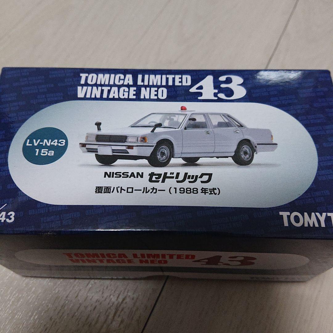 トミカリミテッドヴィンテージネオ　日産セドリック (1988年式) 1/43