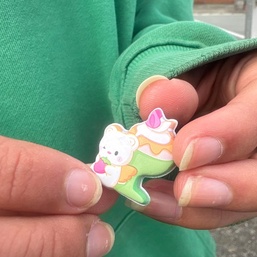 地面に落としたクマとアイスクリームのステッカー