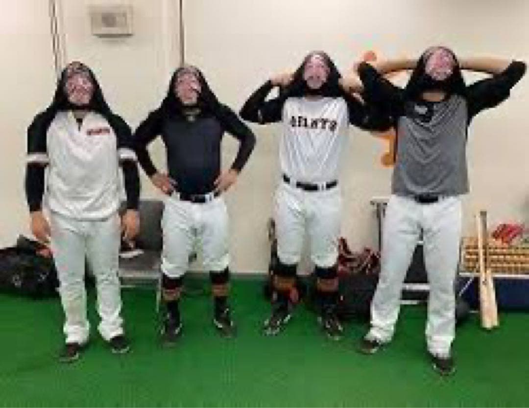岡本和真　「体モノマネTシャツBOTY」 GIANTS 顔プリント Tシャツ