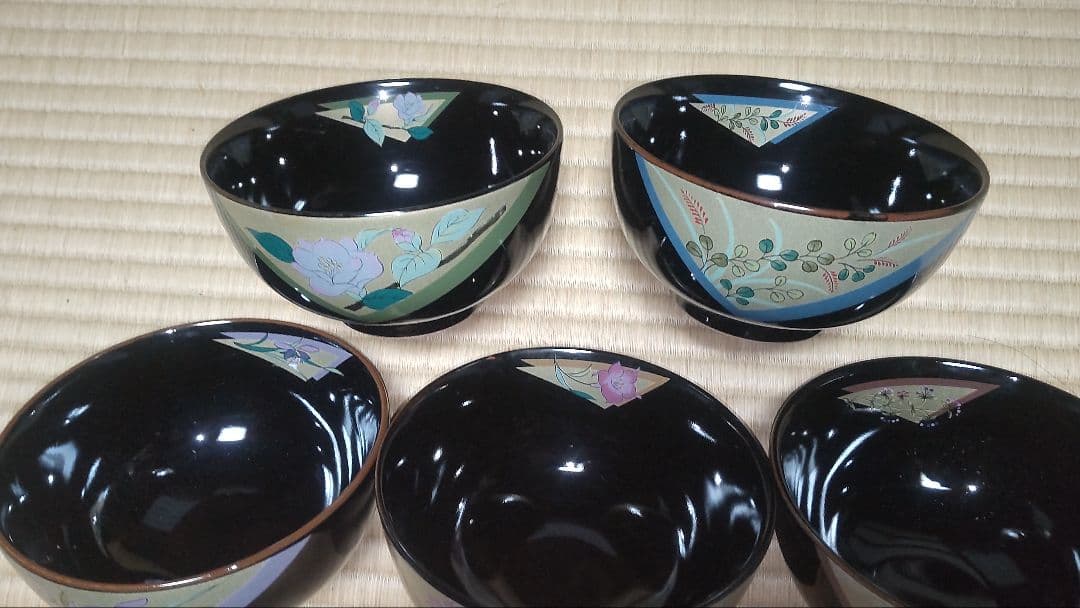 陶器の四季花柄多用途椀、５客セット、椀お盆、陶器箸置き付き