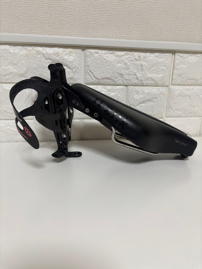 fizik サドル ブラック　ボトルケージ付き