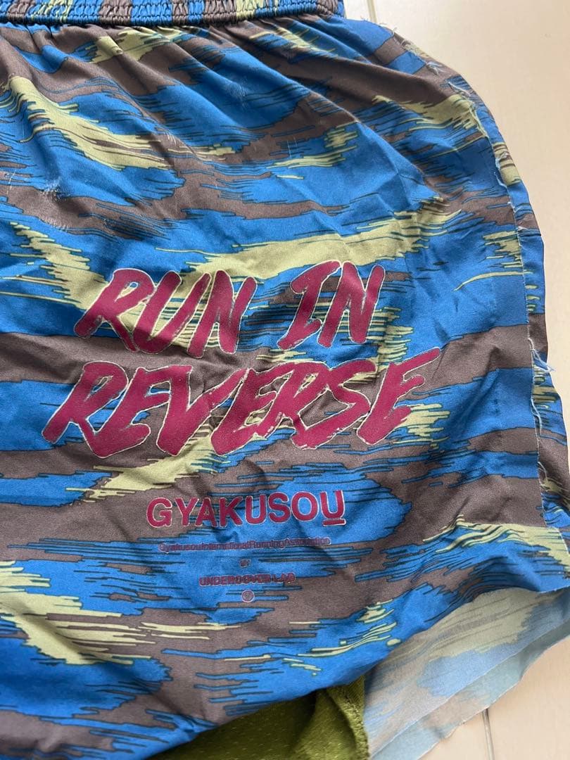 RUN IN REVERSE GYAKUSOU ランニングショーツ