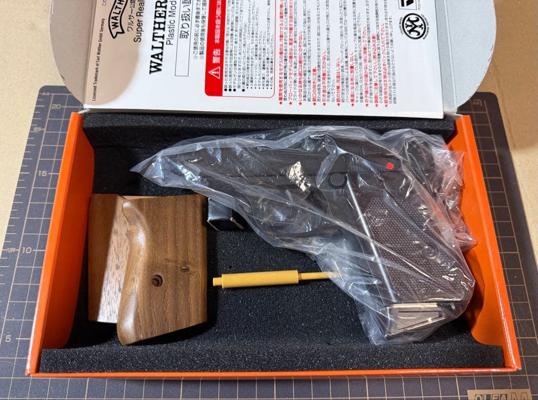 WALTHER PPK スペシャルエディション　木製グリップ付き