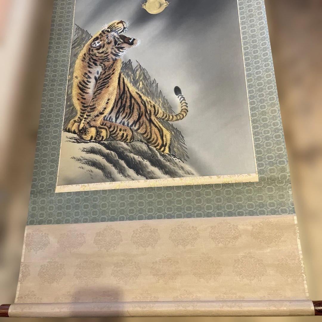 龍虎　掛け軸　壁掛け　専用箱付き　趣味　インテリア　美術品　アート
