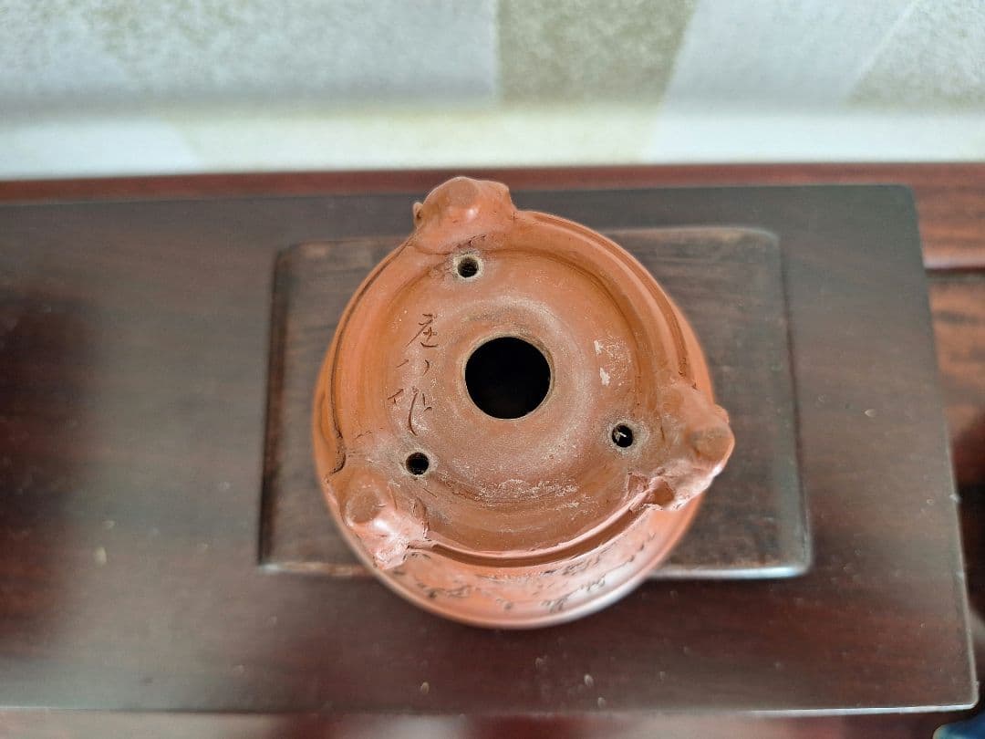 三矢庄八　朱泥山水図彫下紐鬼面足丸　ミニ盆栽鉢　小品盆栽鉢　植木鉢　樹盆　和鉢