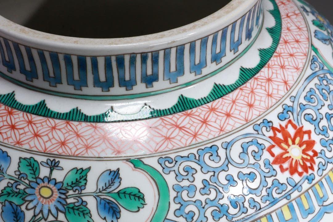 有田焼　柿右衛門様式　色絵七宝花唐草三方花卉図　大壷　BE931
