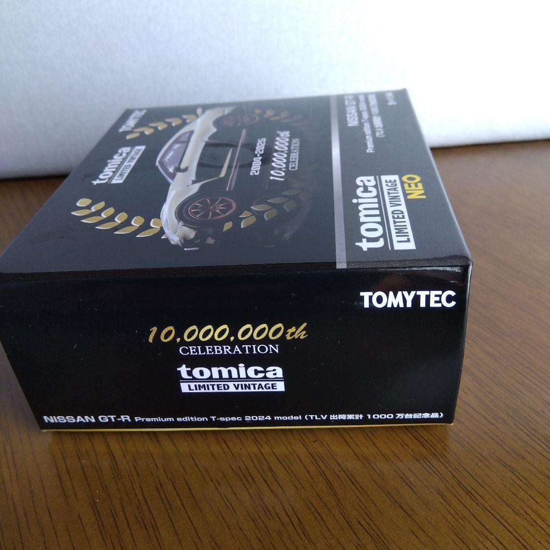 トミカ 限定版 NISSAN GT-R 1/64