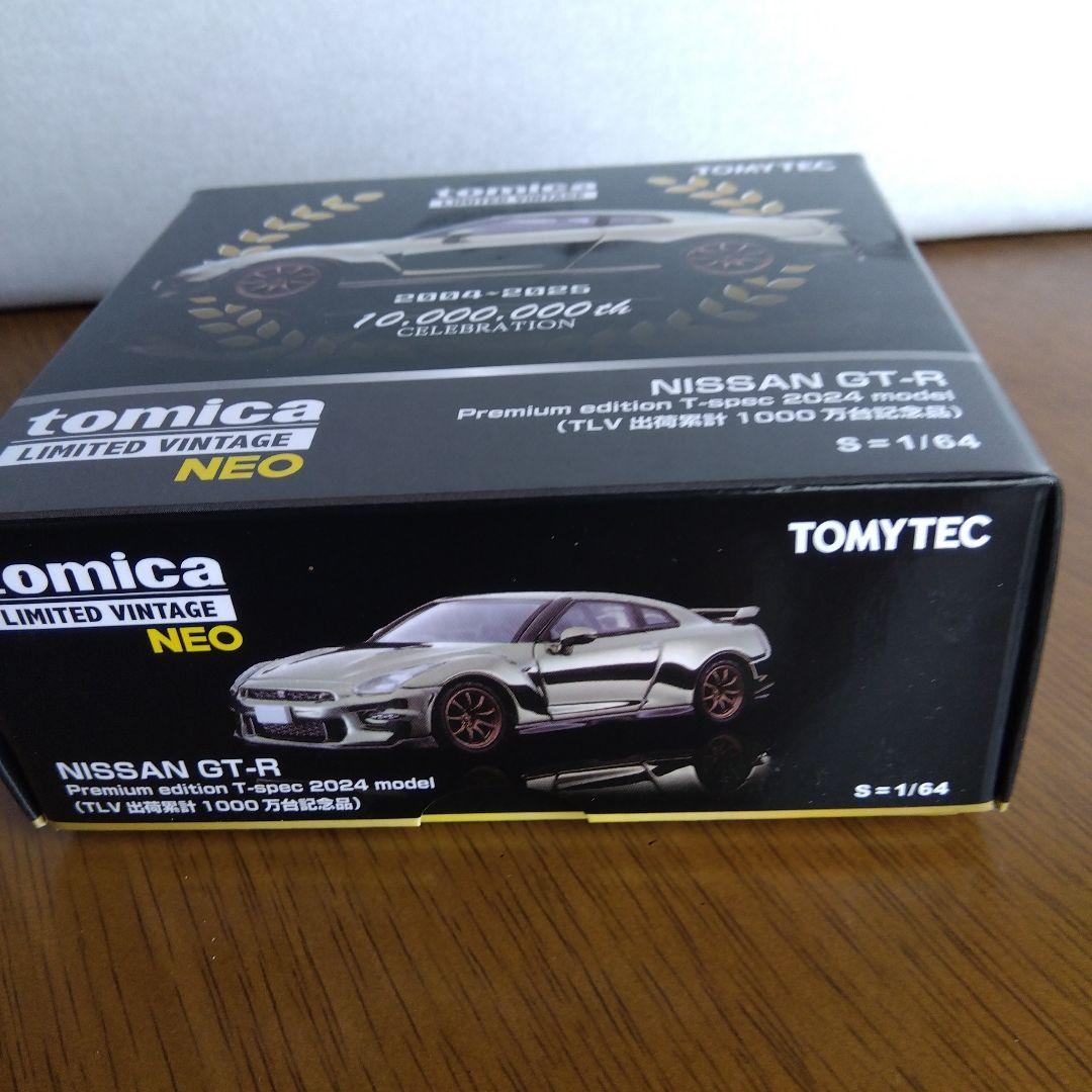 トミカ 限定版 NISSAN GT-R 1/64